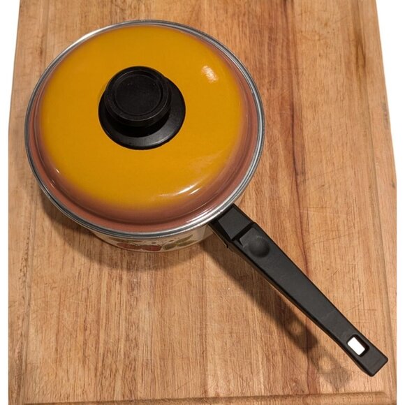 Vintage Strawberry Fields 2 Quart Enamel Cooking Pot with lid - Picture 6 of 16